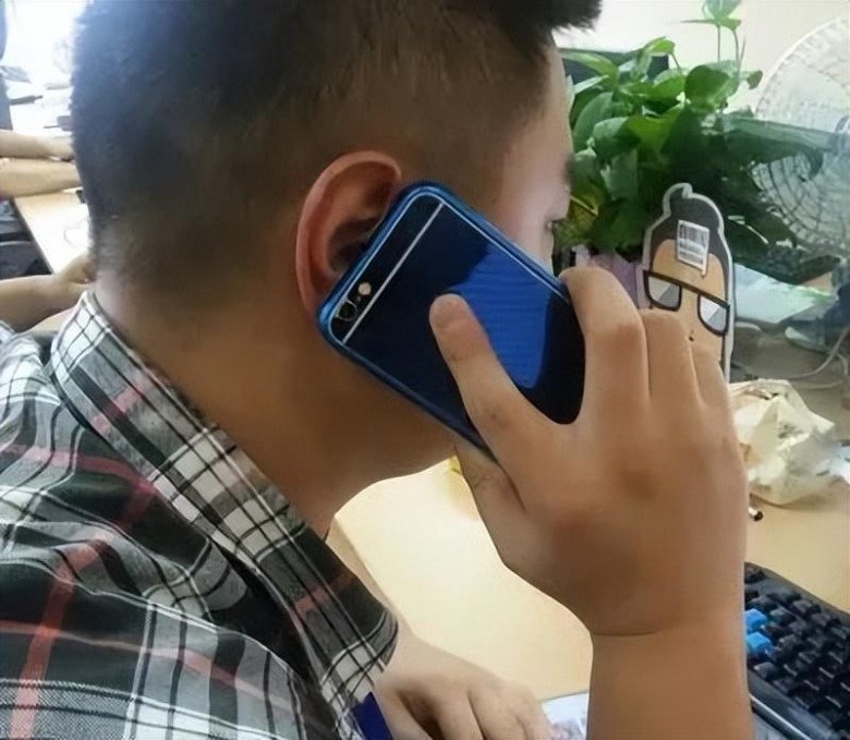 Vợ qua đời 11 ngày, chồng nhận cuộc gọi bất ngờ, đầu dây bên kia nói một câu khiến anh lặng người