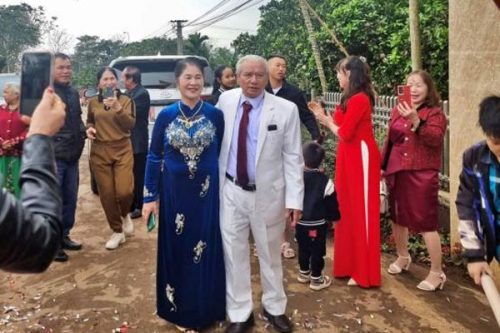 Đám cưới vợ chồng U80: Rước dâu bằng 25 xe ô tô, đãi 30 mâm không nhận tiền mừng