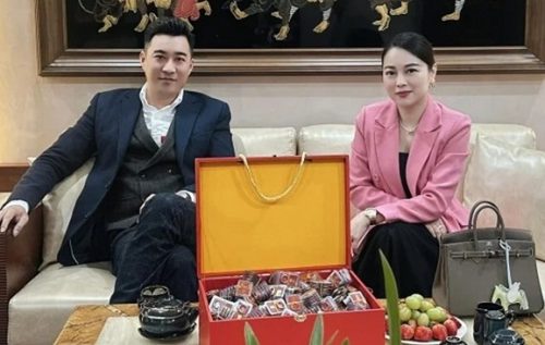 Hằng Túi khoe bạn trai tặng rương vàng ngày tết, dân tình bật ngửa nghe số "cây"