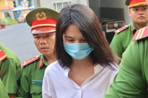 hình ảnh ngọc trinh bị dẫn giải đến tòa
