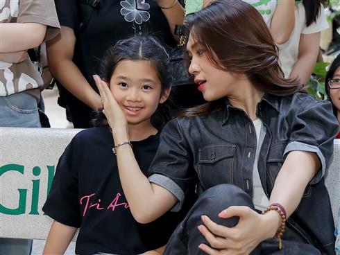 Mỹ Tâm gặp mặt con gái cố diễn viên Mai Phương khi đi làm từ thiện cuối năm, làm 1 chuyện khiến ai nấy cũng xúc động