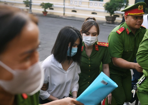 ngọc trinh được dẫn giải đến tòa