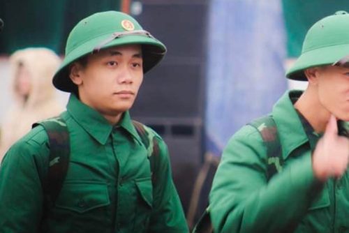 Xôn xao hình ảnh Quang Linh Vlogs đi nghĩa vụ quân sự