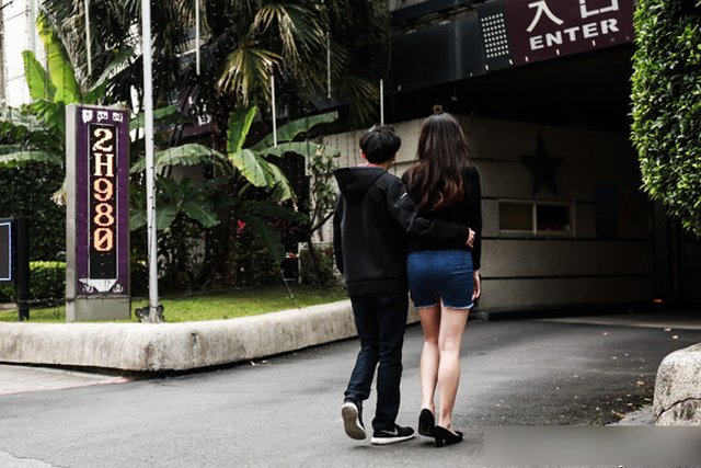 Ngày alentine, chồng đau đớn phát hiện vợ vào nhà nghỉ với nhân tình