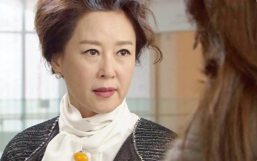 Chị gái gần 40 tuổi nói lý do không muốn lấy chồng, mẹ tôi liền rút hết tiền dưỡng già cho chị