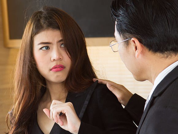 Chồng qua đời, nửa đêm tôi nghe tiếng gõ cửa dồn dập, tôi hoảng hồn thấy một người đàn ông bị đẩy vào phòng ngủ