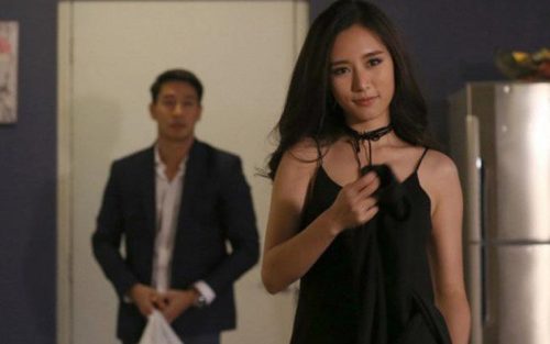 cô hàng xóm hay nhờ chồng sang sửa máy tính