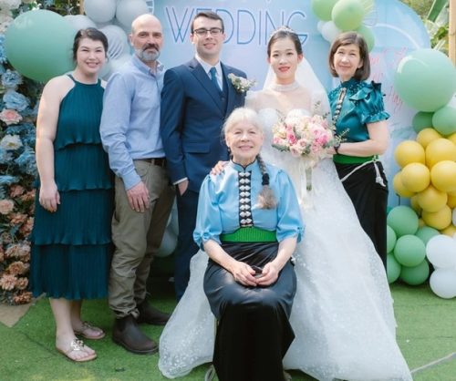 Gia đình chú rể Mỹ đội khăn Piêu, đem tráp lễ tới rước cô gái dân tộc, đám cưới xôn xao một vùng