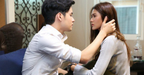 Kéo em đồng nghiệp xinh đẹp vào khách sạn, tôi chưng hửng khi thấy thứ này trên người cô ấy