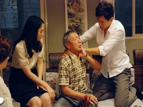 Thấy con dâu dắt trai lạ vào khách sạn tôi hoảng loạn mặt tái xanh khi giật chăn ra