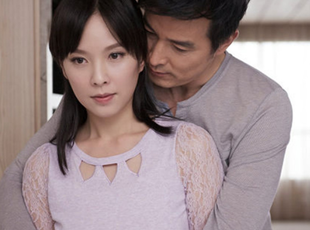 Chồng mất ở nước ngoài, ngày nhận tro cốt, đang khóc thì thấy thứ này, tôi hận anh thấu xương