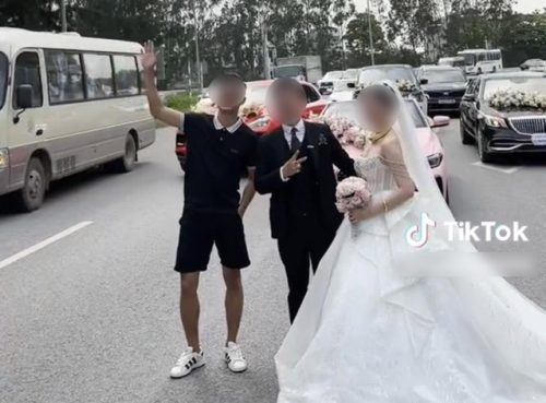 Xôn xao dàn xe sang rước dâu dừng giữa đường, dàn hàng quay phim chụp ảnh ở Hải Dương