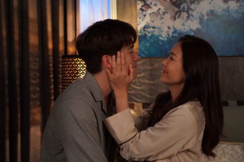 Mang theo con gái tái hôn với chồng giàu có, nửa năm sau con khóc lóc xin tôi ly hôn