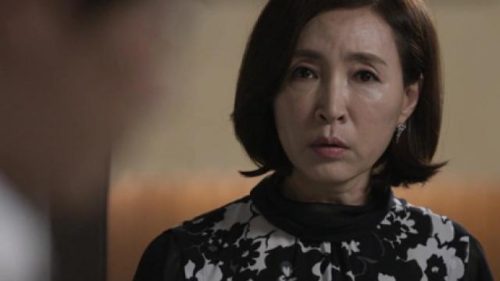 Thấy con dâu cùng 1 người đàn ông vào khách sạn, mẹ chồng rình bắt quả tang và cái kết đắng