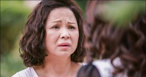 Đúng lần giỗ thứ 5 của chồng mẹ chồng tôi đến đưa thứ này khiến tôi ngỡ ngàng