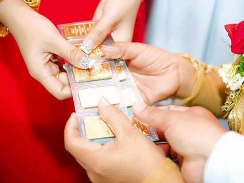 Chị họ cưới, mẹ hào phóng tặng 15 cây vàng, tôi sững sờ trước sự thật đau lòng