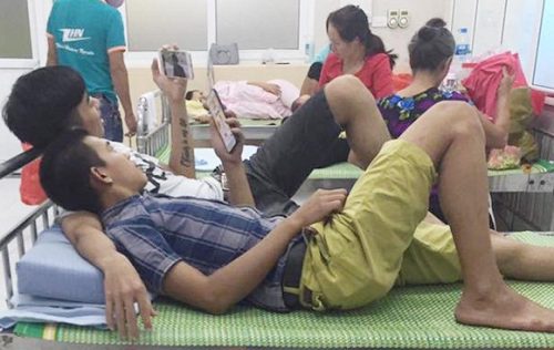 Đưa vợ đi sinh 2 ông chồng nên “duyên phận”, dính như sam từ phòng chờ đẻ