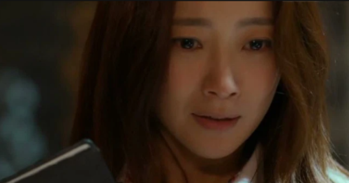 Nghe hàng xóm nói có người đàn ông lạ ngồi trước cửa nhà tôi mỗi đêm