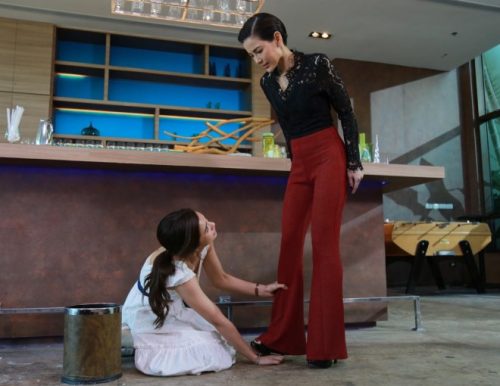 Thấy người phụ nữ lạ quỳ trước cửa nhà hỏi vay 200 triệu, chồng tôi đưa cho cô ấy 400 triệu