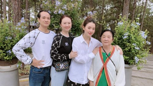 Nhan sắc cực phẩm của mẹ Midu khiến CĐM bất ngờ