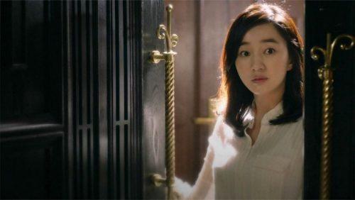 Nửa đêm xuống bếp uống nước, đi ngang qua phòng chị dâu, tôi giật mình thon thót vì nghe âm thanh lạ