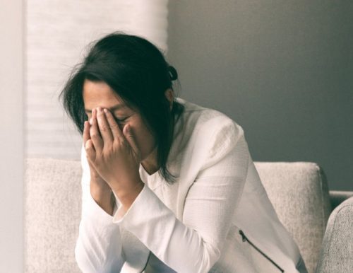 Nghĩ dây chuyền vàng con dâu tặng đắt tiền nên tôi đi trả, lời nhân viên bán hàng nói khiến tôi bật khóc