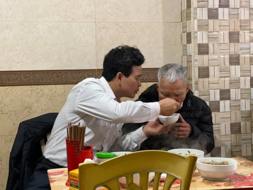 Được con nuôi biếu 10 triệu đồng/tháng, bất ngờ đến thăm nhà, tôi đã khóc nấc lên khi nhìn thấy 1 tấm ảnh