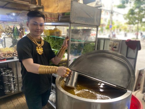 Thanh niên 22 tuổi đeo 70 cây vàng đứng bán lẩu bình dân ở TP.HCM gây xôn xao