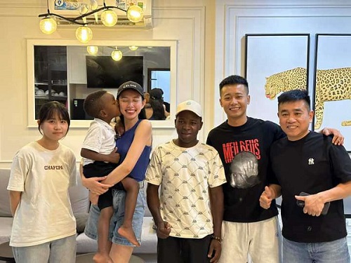 Hoa hậu Thùy Tiên hội ngộ Quang Linh Vlog và Lôi Con