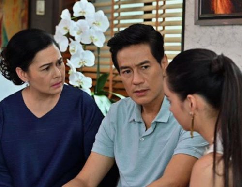 Làm xong thủ tục ly hôn, bố chồng đưa một chiếc hộp, mẹ chồng mở ra liền rút đơn