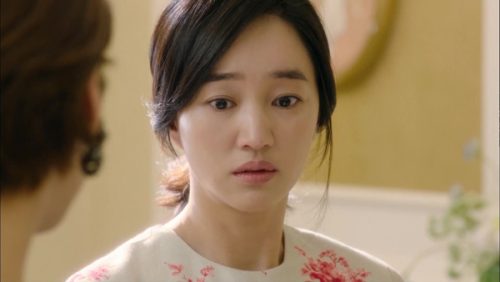 Tôi năm nay đã 56 tuổi, có một con trai đã lấy vợ được gần hai năm. Tôi không có gì chê bai con dâu, vì nó vừa có ngoại hình ưa nhìn vừa khéo léo, có việc làm ổn định. Tôi nào ngờ đến một ngày khi tôi đang đi dạo phố cùng bạn bè thì thấy con dâu đi cùng một người đàn ông lạ vào khách sạn. Tôi ngỡ ngàng không thể tin vào mắt mình. Con dâu hiền lành của tôi nào có thể làm chuyện như thế? Huống hồ, con trai tôi vừa điển trai vừa tài giỏi, chẳng lẽ lại không bằng tên đàn ông kia? Dù trong lòng rất tức giận vì tận mắt thấy con dâu và nhân tình vào khách sạn nhưng lúc đó tôi đang đi cùng bạn. Tôi không thể để con trai mình mất mặt, nên đành cắn răng bỏ qua. Xông vào khách sạn bắt quả tang con dâu ngoại tình, lật tấm chăn lên tôi hoảng loạn suýt đột quỵ khi thấy mặt người này - Ảnh 1 Ảnh minh họa: Internet Khi về nhà, tôi khéo léo hỏi dò con trai dạo này vợ chồng sống với nhau thế nào? Con trai tôi vẫn vui vẻ nói rất yêu thương vợ, cả hai sống rất hòa thuận. Tôi đâu thể để yên, quyết định theo dõi con dâu. Tôi muốn bắt tại trận con dâu ngoại tình để con trai sáng mắt ra, không mê muội nữa. Tôi thuê người bám theo con dâu, bao giờ thấy nó vào khách sạn thì tôi sẽ ra mặt đến tận nơi. Khoảng năm này sau, vừa nghe tin con dâu vào khách sạn thì tôi tức tốc lao vào. Tôi cho tiếp tân một chút tiền để biết số phòng con dâu thuê. Sau đó, tôi đập cửa xông vào phòng khách sạn, hùng hổ chuẩn bị lật mặt con dâu. Vừa nhìn thấy mặt gã nhân tình của con dâu tôi, tôi lao đến giường đang có người đắp chăn kín mặt. Lúc giật tắm chăn lên, tôi kinh hoang muốn ngất xỉu tại chỗ. Người bên dưới không phải là con dâu mà là con trai của tôi! Tôi chết sững phát hiện con trai mình qua lại với đàn ông. Hóa ra nó giấu tôi cưới vợ là để che giấu bí mật này. Con dâu sau khi biết sự thật không hề phản đối, bao che cho con trai tôi. Đổi lại, con trai tôi sẽ chu cấp tiền bạc theo yêu cầu của con dâu. Hai đứa có một hợp đồng như thế, khiến người làm mẹ như tôi muốn đột quỵ tại chỗ! Tôi liền nhớ tới những lần tôi bắt gặp con dâu vào khách sạn cùng người đàn ông lạ. Hóa ra đó là lúc con dâu dẫn người tình đến cho con trai tôi. Tất cả đều là vở kịch để che đậy giới tính thật của con trai tôi. Thấy tôi mặt mày tái xanh bàng hoàng, con trai tôi quỳ sụp xuống xin tôi tha thứ. Nó cầu xin tôi để nó sống là chính mình. Nhưng tôi chỉ có một đứa con trai thế này, tôi khó lòng mà chấp nhận được. Tôi phải làm sao đây?