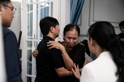 Lễ viếng diễn viên Đức Tiến tại Việt Nam: Nghệ sĩ có mặt từ sớm, mẹ ruột không cầm được nước mắt