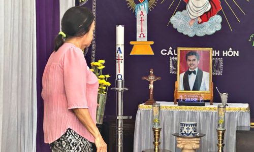 Mẹ Đức Tiến mong muốn được sang Mỹ nhìn mặt con lần cuối