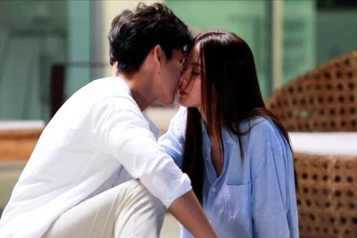 Về nhà lúc 3h sáng, tôi đỏ mắt thấy vợ ôm chầm người đàn ông lạ trên giường