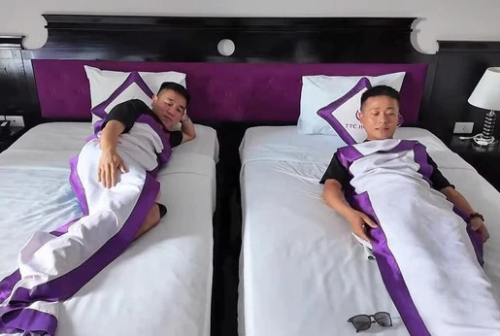 Quang Linh đi khách sạn thắc mắc vật "nhỏ xíu" trên giường, CĐM vội giải thích