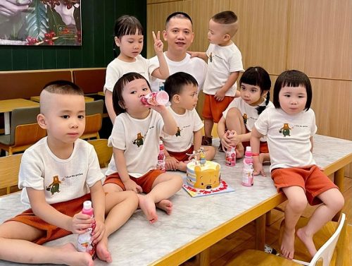 Sinh 7 con trong 5 năm, ông bố ở Hà Nội hài hước kể chuyện điểm danh mỗi tối