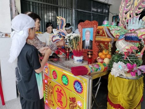 Mẹ bị sét đánh tử vong, cha đột ngột qua đời, bé 11 tuổi 2 lần mồ côi