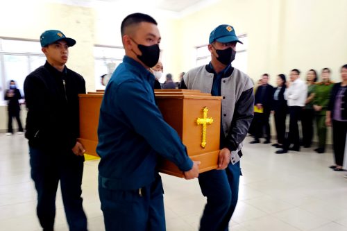 Người dân Đà Lạt đội mưa tiễn đưa 3 cháu bé tử vong trong vụ cháy nhà