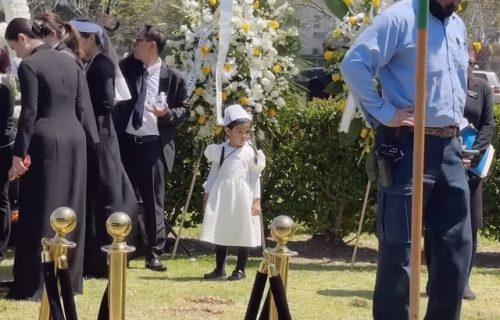 Xót xa cảnh con gái 4 tuổi của Đức Tiến đứng lặng một mình nhìn mộ ba, kéo cũng không đi