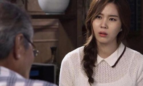 Được bố chồng quý như con ruột, một lần bưng đĩa hoa quả lên phòng khách, tôi mới phát hiện sự thật