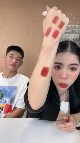 hằng du mục bị chồng tác động vật lý