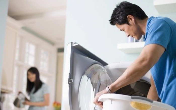 Giặt quần áo giúp vợ, tôi chết điếng khi phát hiện vật lạ trong túi quần