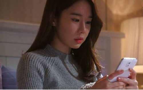 Em gái chồng cho túi quần áo cũ, tôi đang thử đồ thì sững sờ trước thứ bên trong