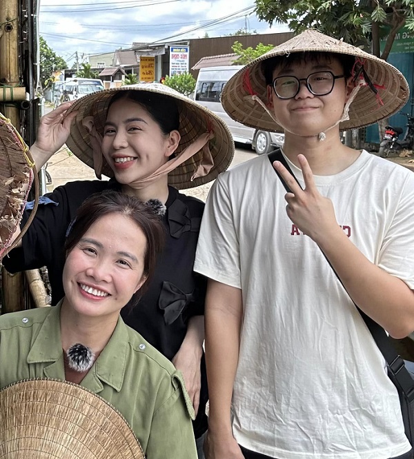 hằng du mục và con riêng của chồng