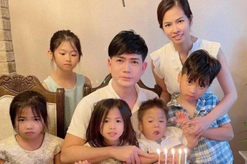 Nam ca sĩ họ Văn sống trong biệt thự 30 tỷ, sinh 5 con cùng vợ kém 8 tuổi đều đặt tên giống hệt nhau