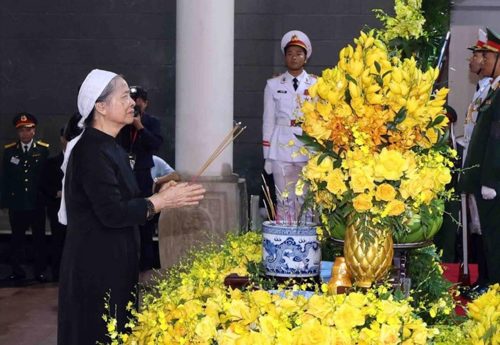 Phu nhân Ngô Thị Mận nghẹn ngào bên linh cữu Tổng Bí thư Nguyễn Phú Trọng