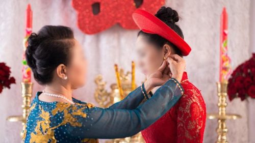 Sau đám cưới, mẹ chồng tháo hết vàng cưới trên người xuống và đưa cho bác giúp việc