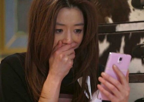 Chị chồng nhắn tin nói xấu em dâu, cách ông xã trả lời khiến tôi mất ngủ cả tuần