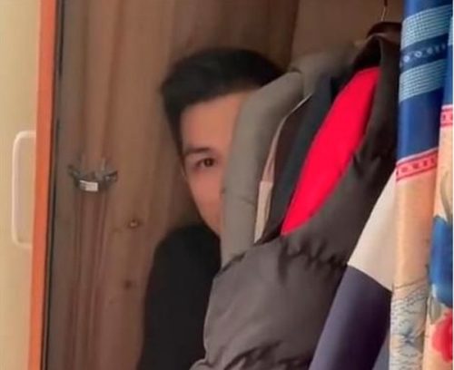 Lén trốn vào tủ quần áo để bắt gian vợ ngoại tình, nhìn thấy mặt gã đàn ông của vợ tôi không dám bước ra