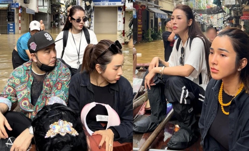 Quế Vân, vợ chồng Ưng Hoàng Phúc đi thuyền cứu trợ "khu nhà giàu" Hà Nội